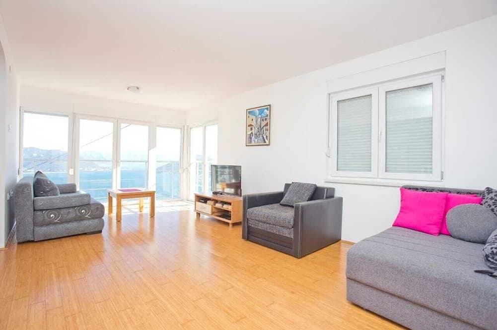 Foto 9 von 30: Spacious luxury villa with heated private pool & spectacular views of Boka bay