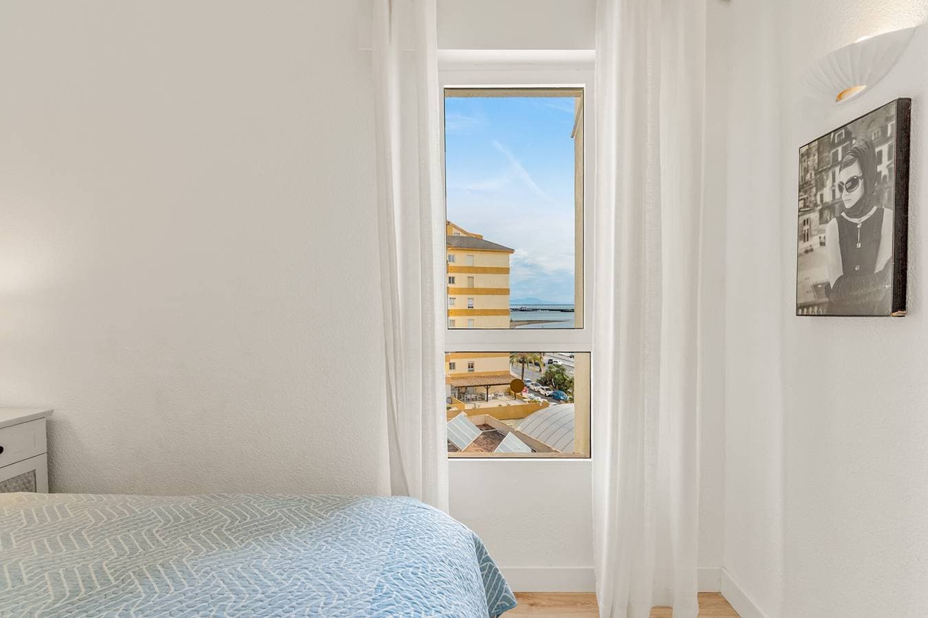 Foto 12 von 24: Apartment 'Benalbeach Sea Front' mit Meerblick, WLAN und Klimaanlage