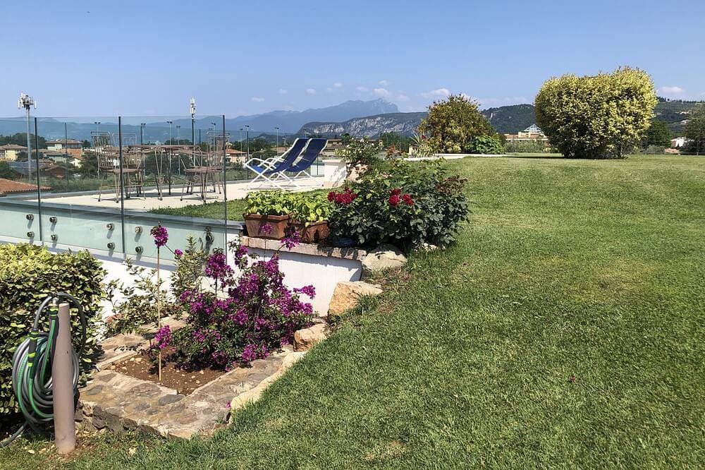 Foto 10 von 30: Apartment innerhalb einer Villa, großer Garten mit Blick auf See und Pool
