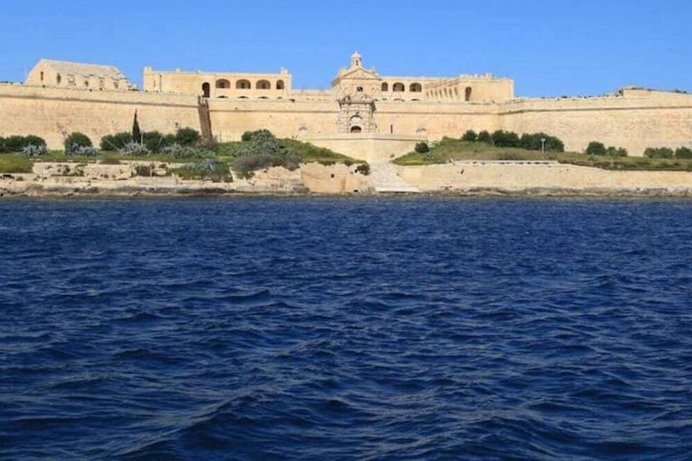 Foto 12 von 25: Studio home with WIFI & AC just steps to Seafront