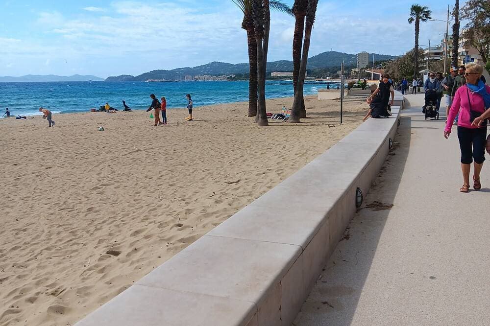Air-conditioned apartment 4 pers beach, port and shops at the foot of the residence 1
