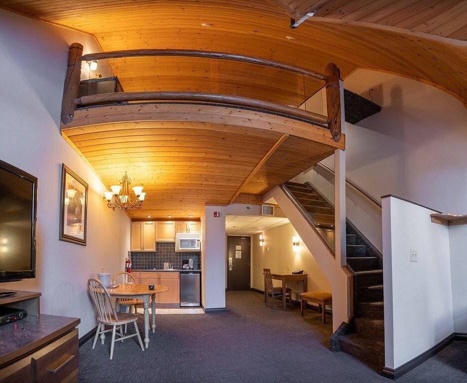 Foto 5 von 16: Bright & Open Loft King Suite with Mountain Views