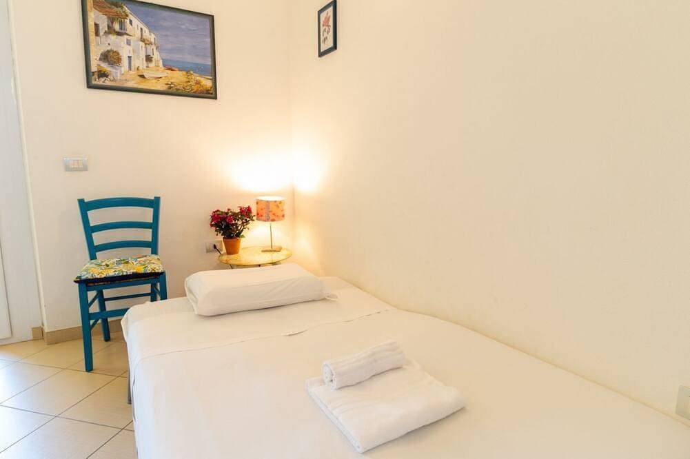Foto 6 von 22: Diese gemütliche Wohnung befindet sich im Herzen von Torregrande, nur wenige Meter vom Strand entfernt, in einer Wohnanlage direkt am Meer und ist die ideale Lösung für einen entspannten Urlaub auf Sardinien. Die Unterkunft liegt nicht direkt zur Meer