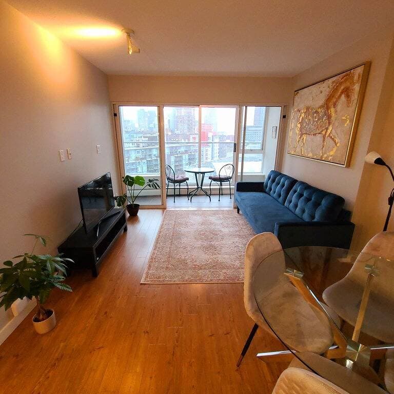 Foto 4 von 9: Charming Dwelling Downtown Vancouver