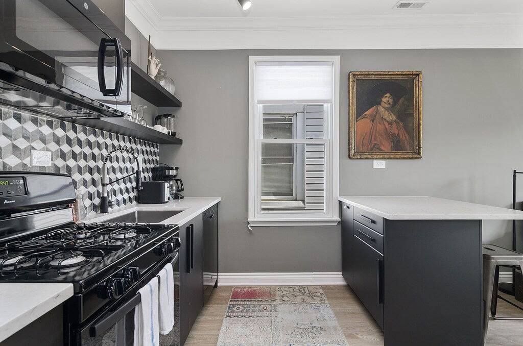 Foto 8 von 14: Perfect for a Hip and Romantic Getaway - This Chic Studio Offers the Best of the City by AllSet Turnover