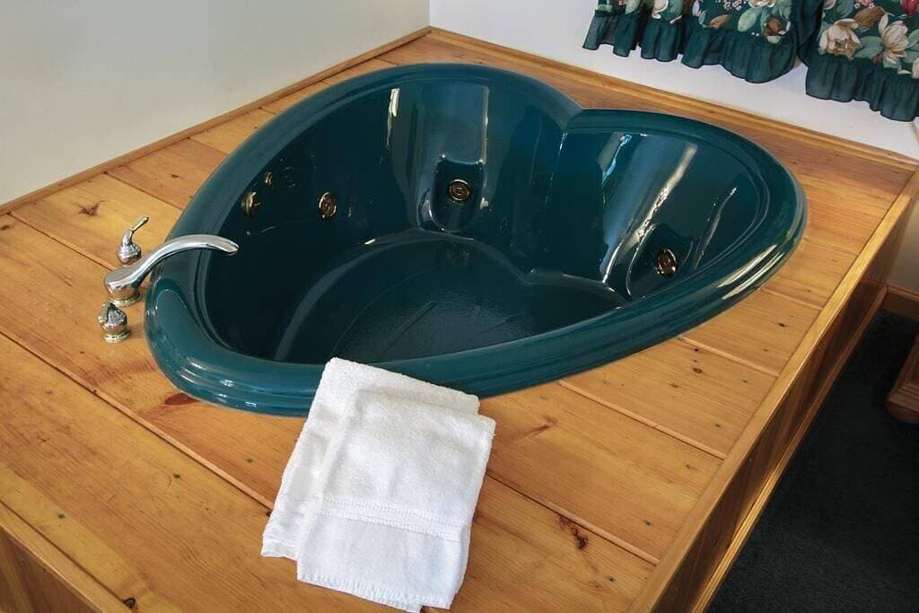 Foto 12 von 20: Direkt neben dem Bach - Wasserfall - in Veranda - Whirlpool abgeschirmt