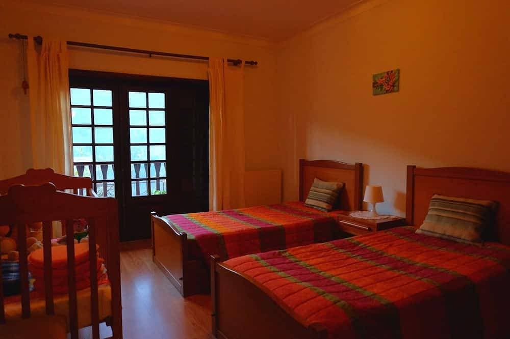 Foto 5 von 30: Ferienhaus mit privatem Pool, Blick auf Berge und Damm-Free WiFi