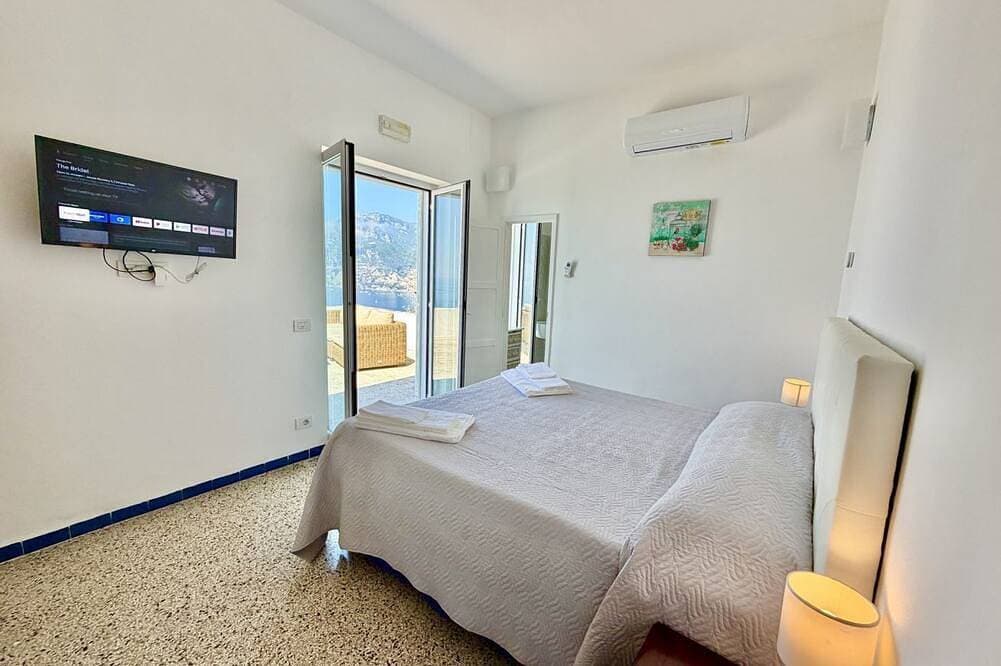 Foto 2 von 30: Schüchterner Praiano mit Blick auf Capri und Positano