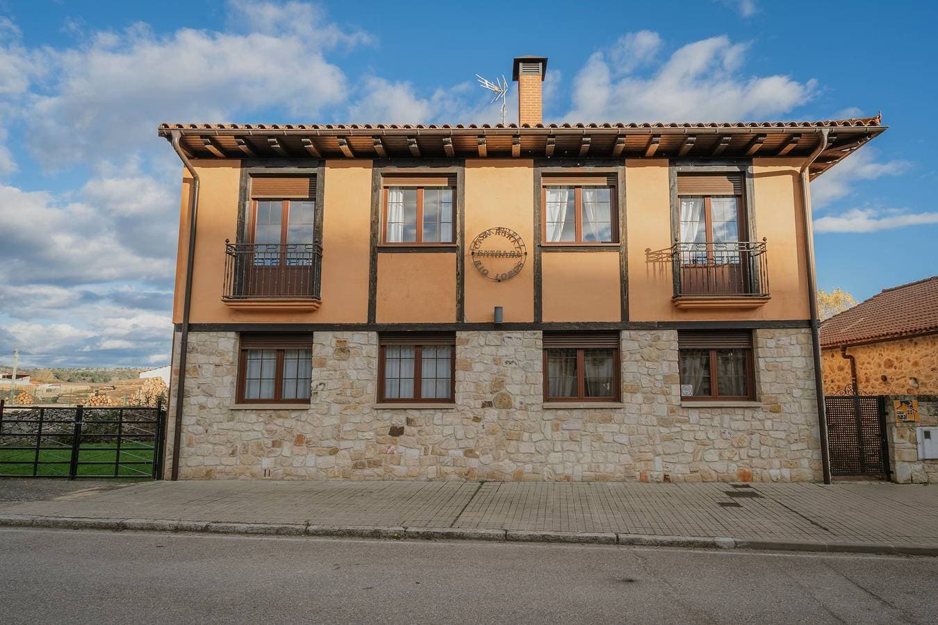 Foto 4 von 28: Casa Rural 'Entrada Rio Lobos I' mit Bergblick, privater Terrasse und WLAN