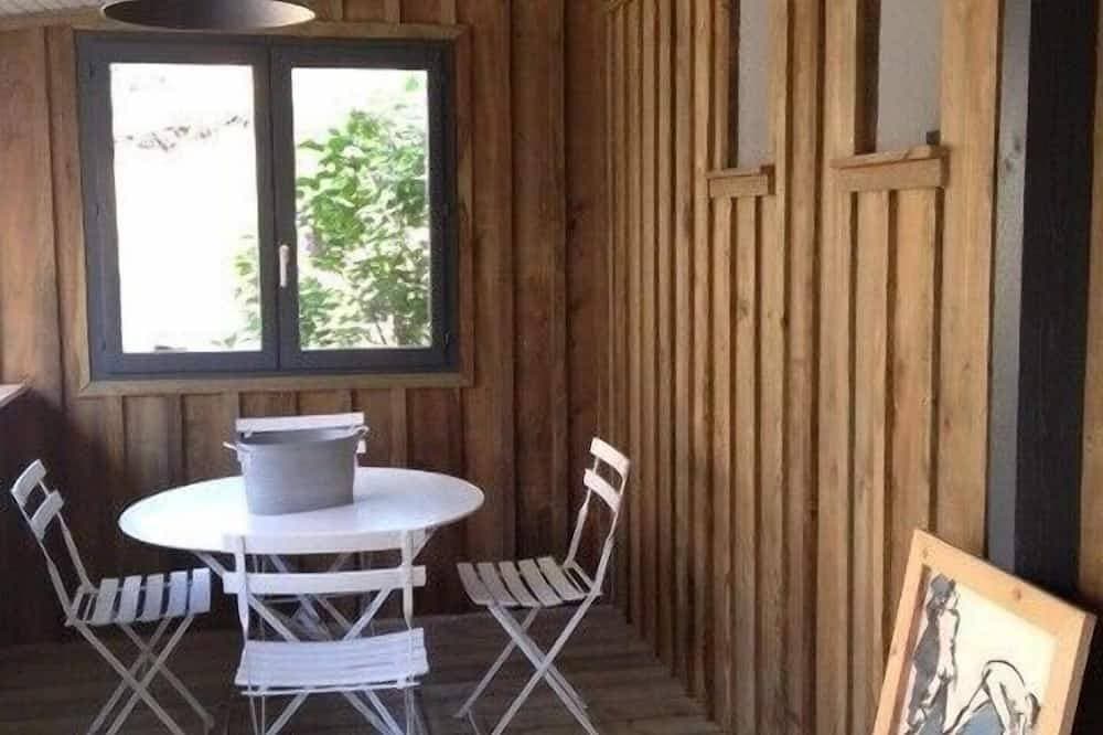 Foto 9 von 23: Schuppen mit überdachter Terrasse und eigenem Garten