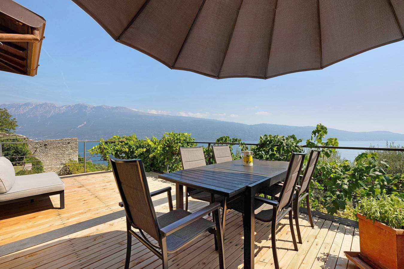 Foto 7 von 45: Ferienhaus 'Haus Mit Tollem See -und Bergblick' mit Seeblick, Privatem Pool und WLAN