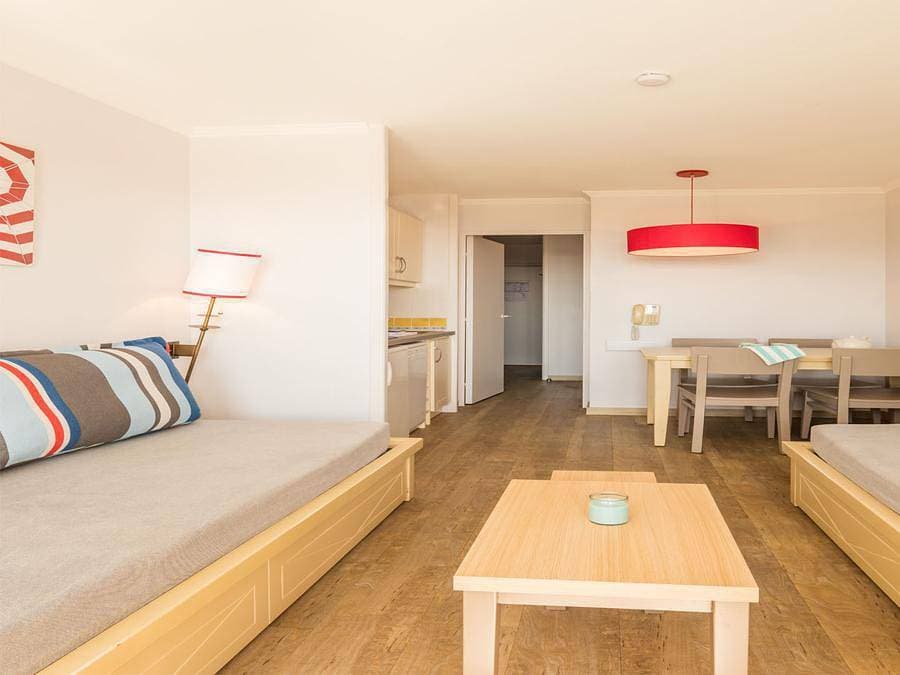 Foto 3 von 29: Pierre & Vacances Résidence L'Ange Gardien - Studio 4 personen - Studio - 1 Schlafalkoven - Terrasse oder Balkon - klimatisiert