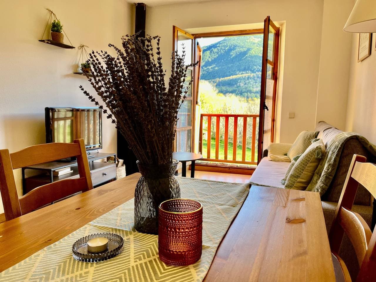 Foto 4 von 30: Ferienwohnung 'Mirador de la Neu' mit Bergblick, Gemeinschaftsgarten und Balkon