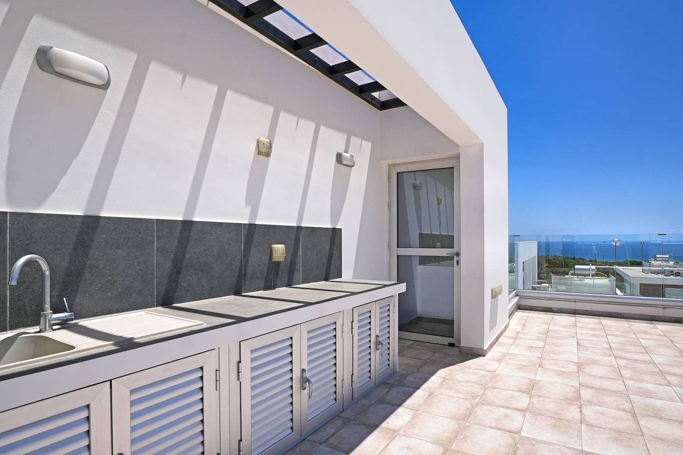 Foto 13 von 38: Villa für 7 Personen mit Balkon