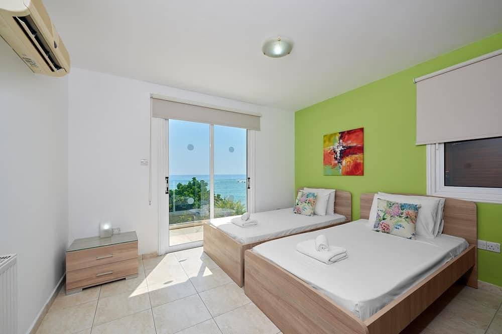 Foto 4 von 30: Beach Front Villa Azura Sunrise by Ezoria Villas