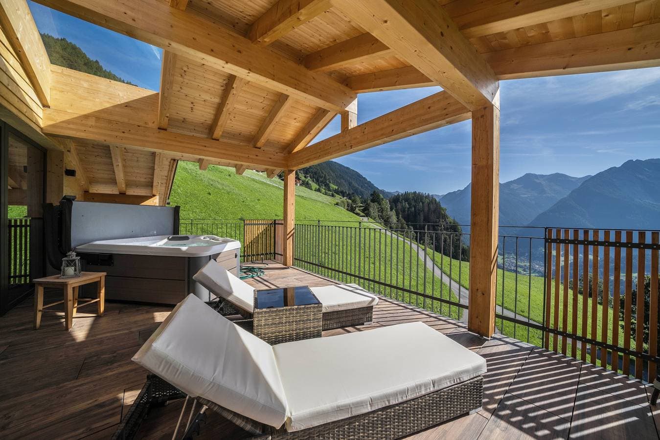 Foto 4 von 19: "Sunnseitn Lodge Apt Moutainsuite" mit beheiztem Whirlpool, Infrarot-Sauna, Panoramaterrasse