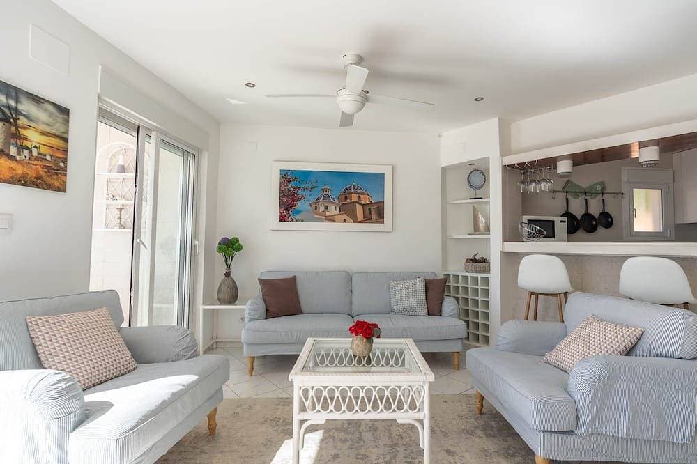 Foto 10 von 30: Frontline Mediterranean Villa • Heated Pool & Jacuzzi • 3m Walk to Beach & Port