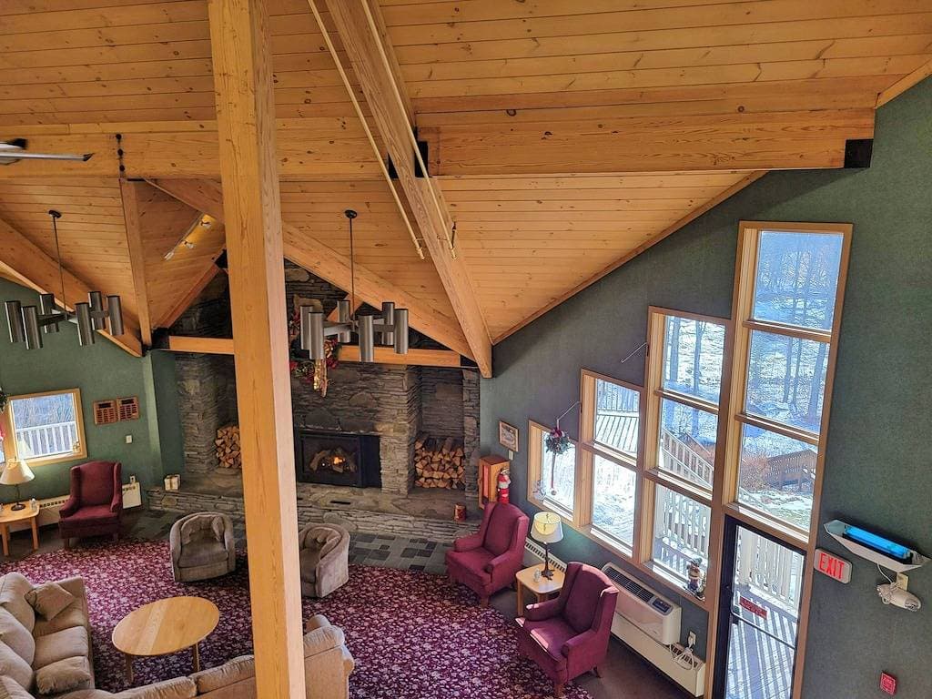 Foto 5 von 16: Kitchen, AC, deck, mountain view, pool, ski shuttle. Lc213 by Lrs