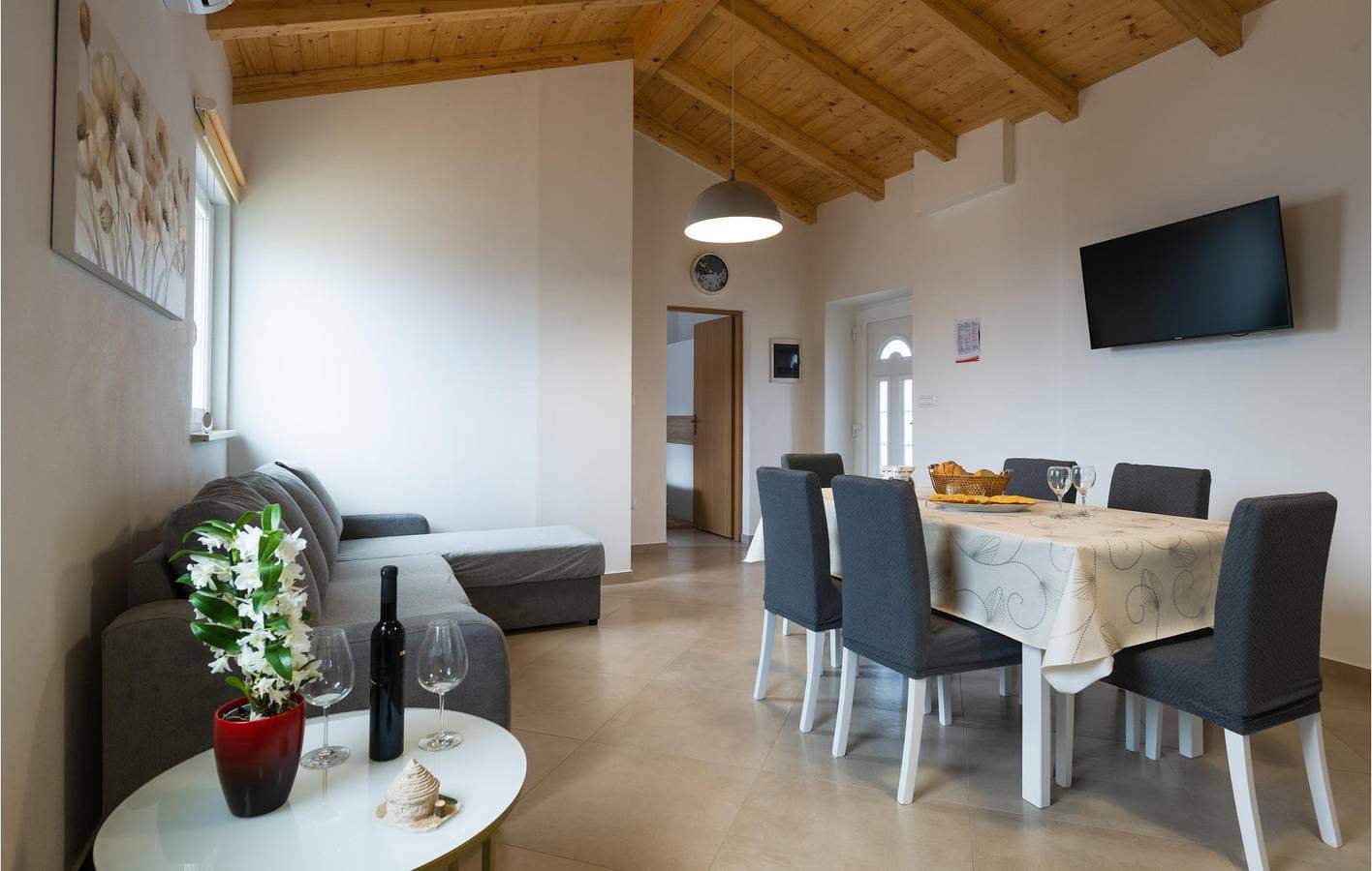 Foto 5 von 27: Charmante 2-Zimmer-Wohnung mit Terrasse und WLAN in der Nähe des Restaurants Vorichi