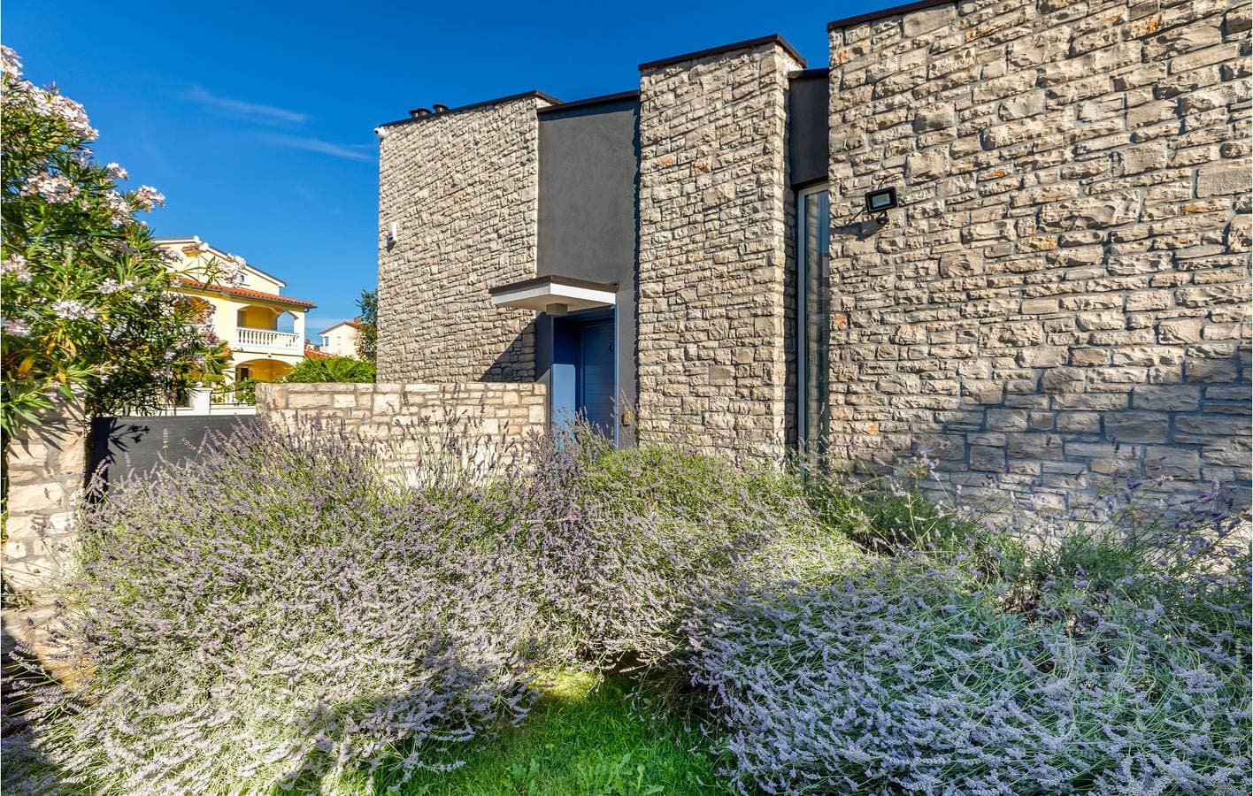 Gemütliche 2-Zimmer-Wohnung mit Pool, WLAN und Terrasse in der Nähe von Stinjan 1