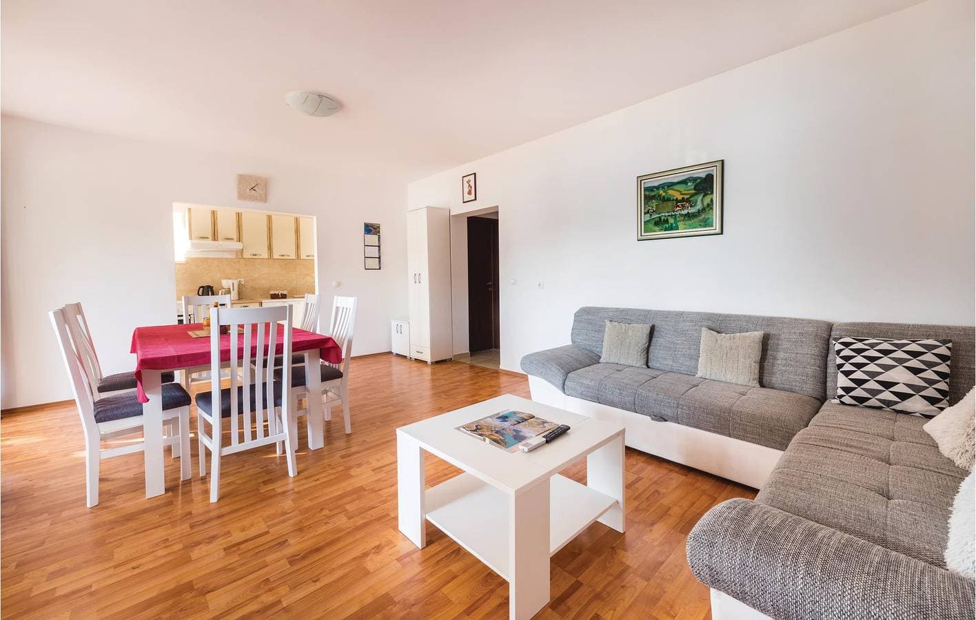 Foto 8 von 24: Gemütliche 300 m zum Strand: Klimatisierte Wohnung mit Terrasse und Parkplatz
