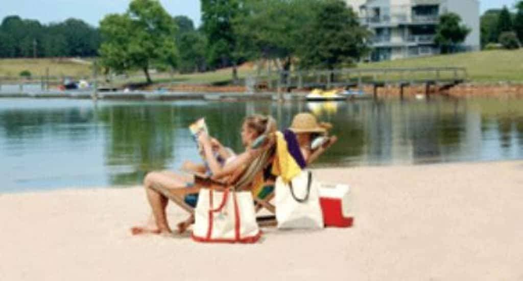Foto 11 von 29: Waterfront Wonder - Steps to the Lake  - Ground Floor!