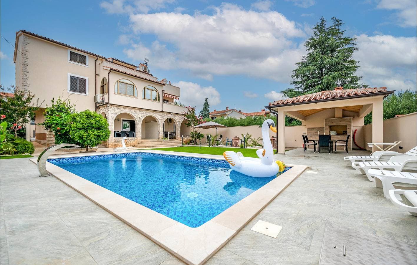 Reizende Ferienwohnung mit Pool, Terrasse und nur 2 km von Bijela Plaža entfernt 1