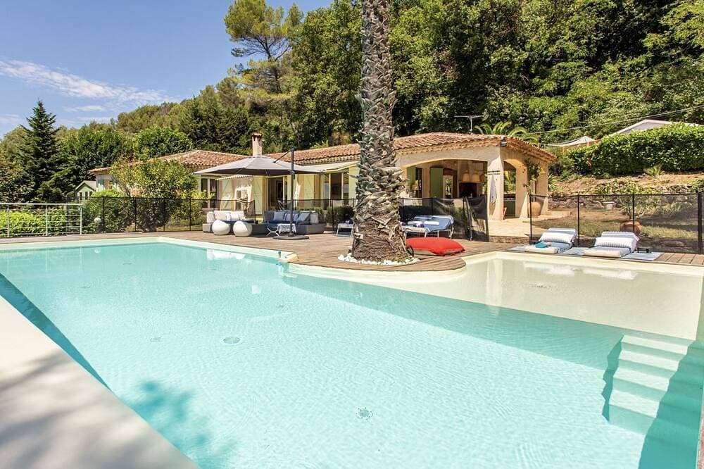 Foto 12 von 30: Villa mit salzigem Infinity-Pool und Blick auf Hügel an der französischen Riviera