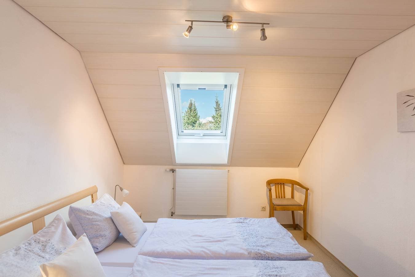 Foto 9 von 26: Gemütliche Ferienwohnung "Zum Seeblick" in Seenähe mit Bergblick, WLAN & Garten