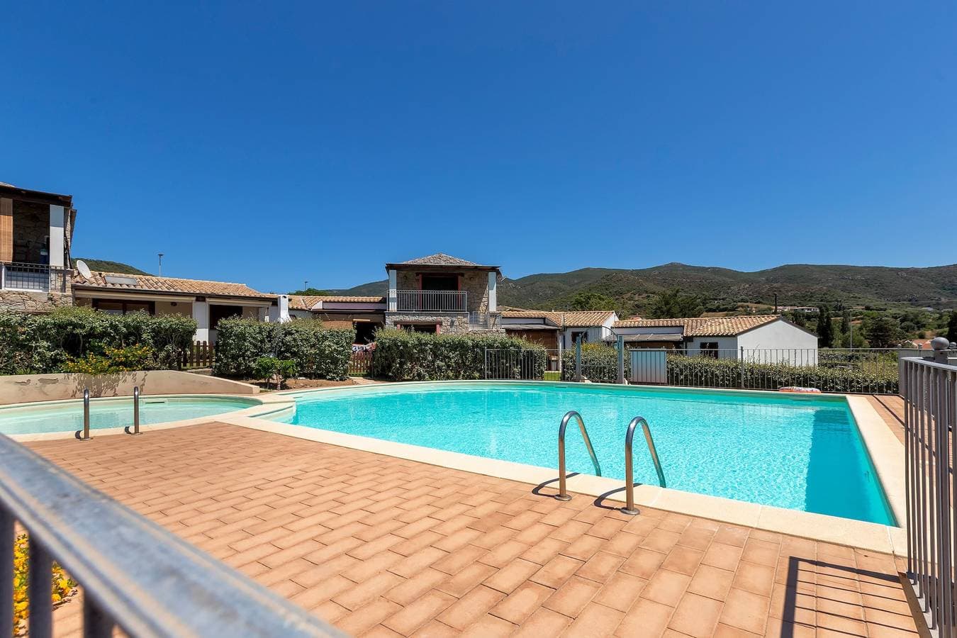 Foto 4 von 26: Ferienhaus 'Manessy' mit Meerblick, Gemeinschaftspool und Klimaanlage