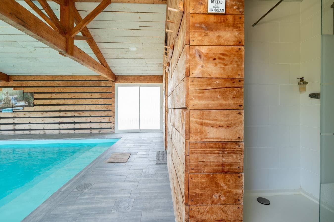 Foto 10 von 22: Gästezimmer „Chambre Famille“ mit Gemeinschaftspool, Terrasse und Klimaanlage