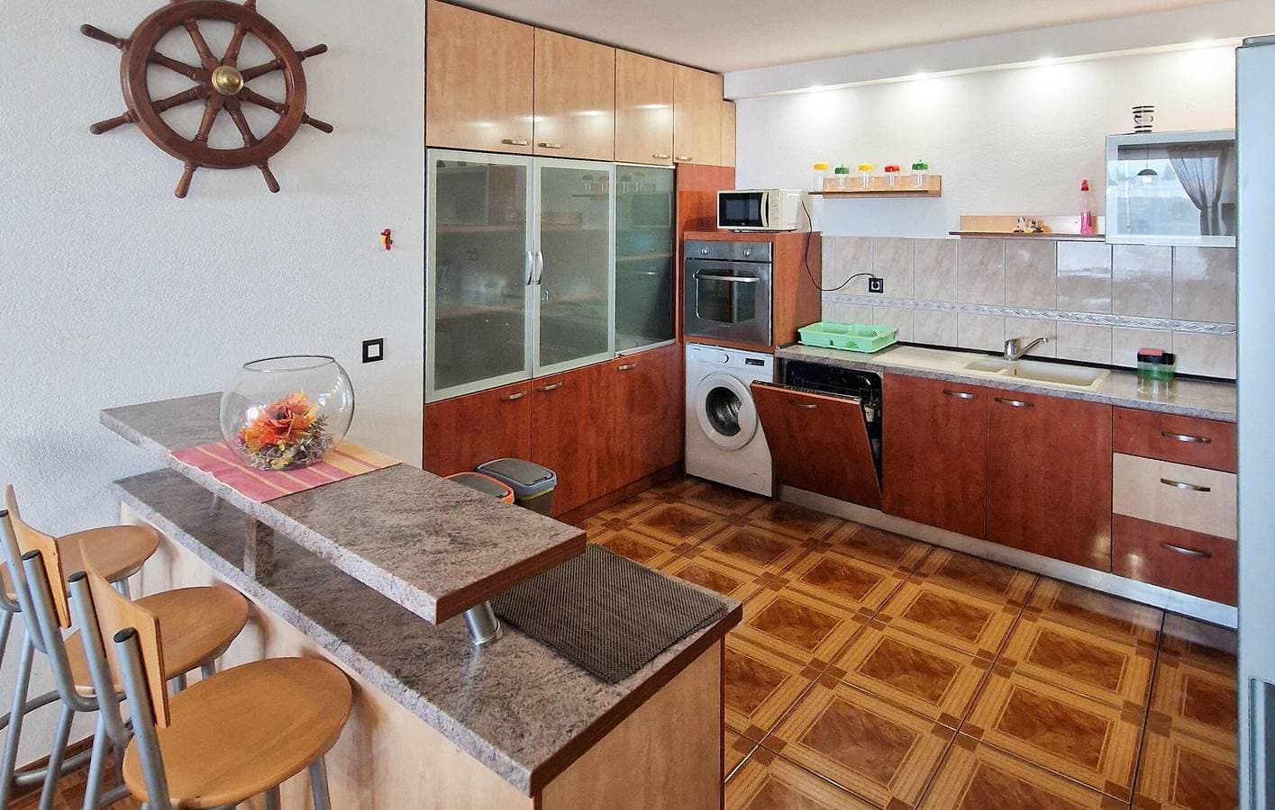 Foto 10 von 21: Charmante Unterkunft, 2 km vom Strand entfernt: 90 m² große Wohnung mit Pool und Terrasse
