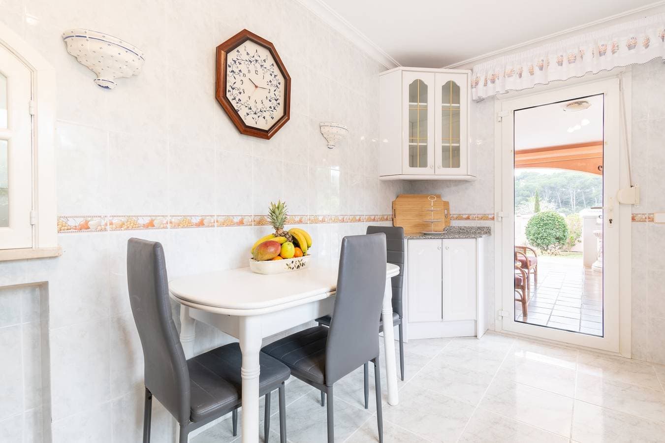 Foto 7 von 31: Villa Epi – Ruhige Villa in Wohngegend mit privatem Pool und Garten