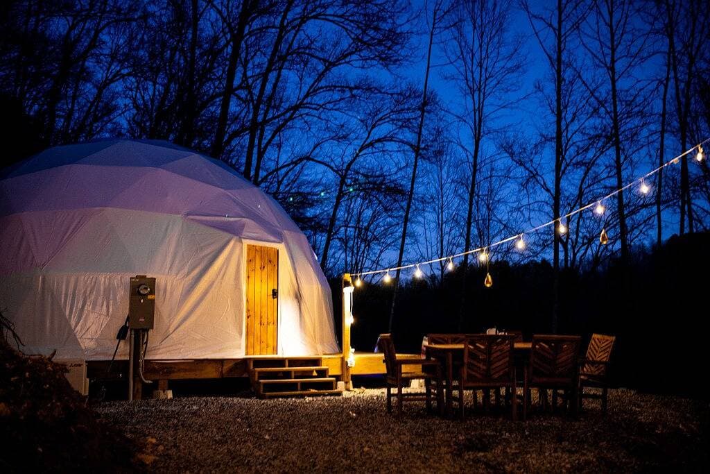 Foto 2 von 49: ➡️🛣️ Further up the Road Large Glamping Dome with Hot Tub, Fire Pit and Grill