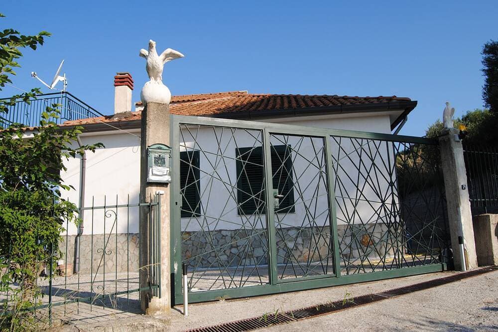 Freistehendes Ferienhaus mit Superblick auf Meer und Berge 1