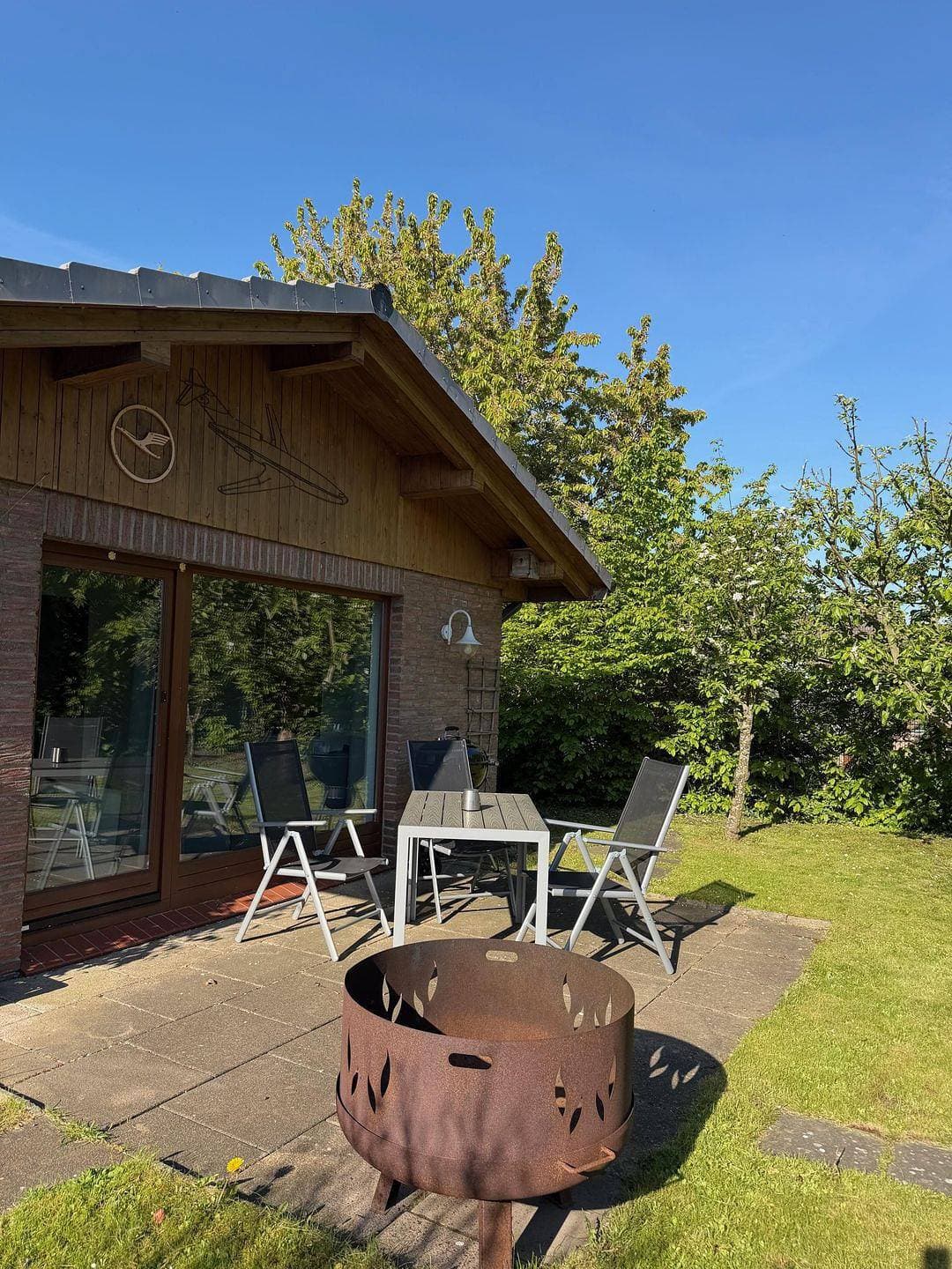 Foto 3 von 23: Bungalow im Garten - Komfortables Ferienhaus mit Terrasse und Feuerschale
