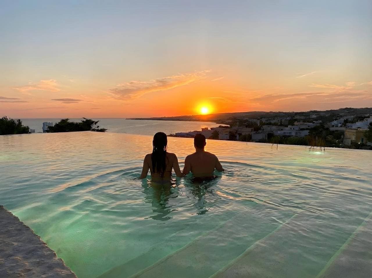 Steinhäuschen mit Infinity-Pool u. Sonnenuntergangblick 1