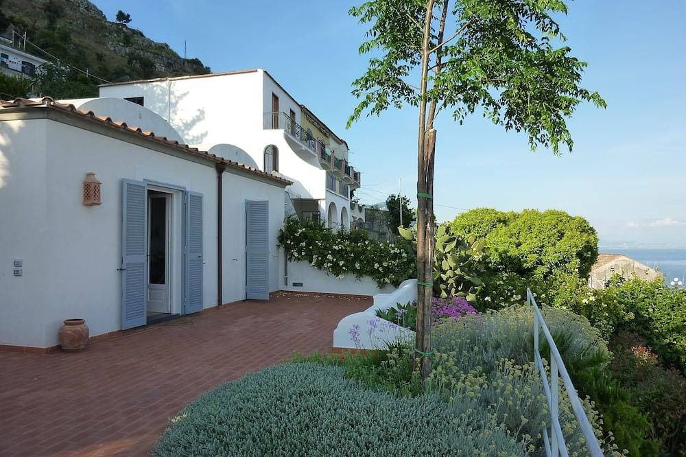 Foto 10 von 30: Eine atemberaubende Villa an der Amalfiküste mit Meerblick und großen privaten Gärten