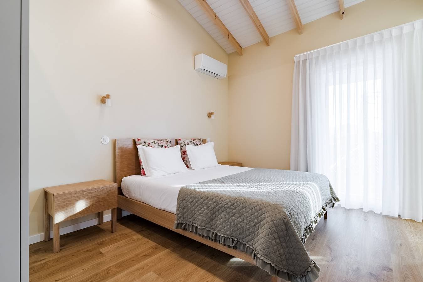 Foto 7 von 17: Zimmer 'Avó Custódia - Quarto' mit Bergblick, WLAN und Klimaanlage