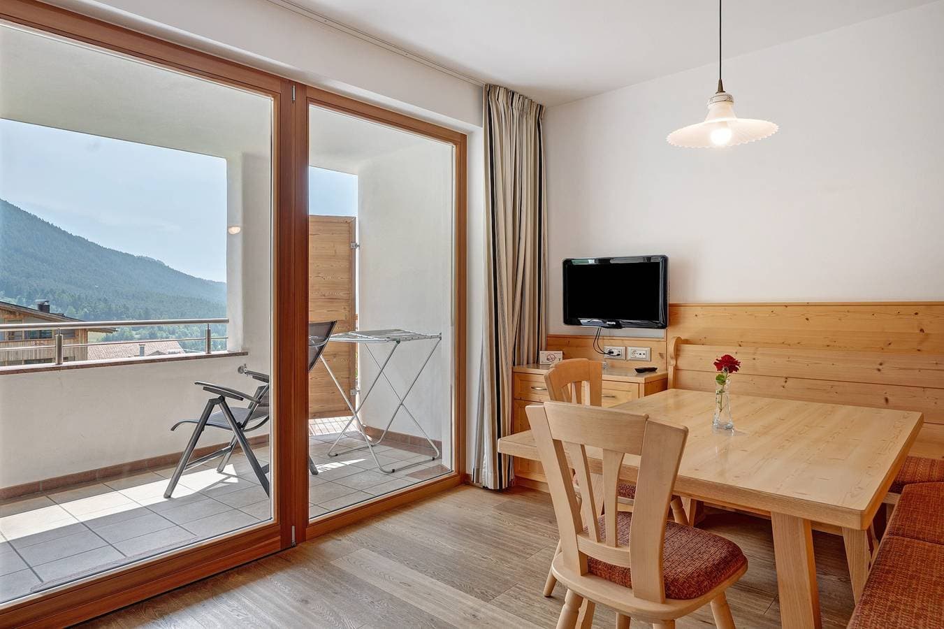 Foto 2 von 34: Ferienwohnung 'Residenz Nussbaumer Apt B' mit Bergblick, Gemeinschaftspool und Wi-Fi