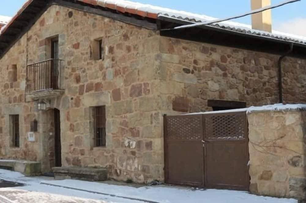 Foto 12 von 28: Das Steinhaus des Dorfes für 10 Personen