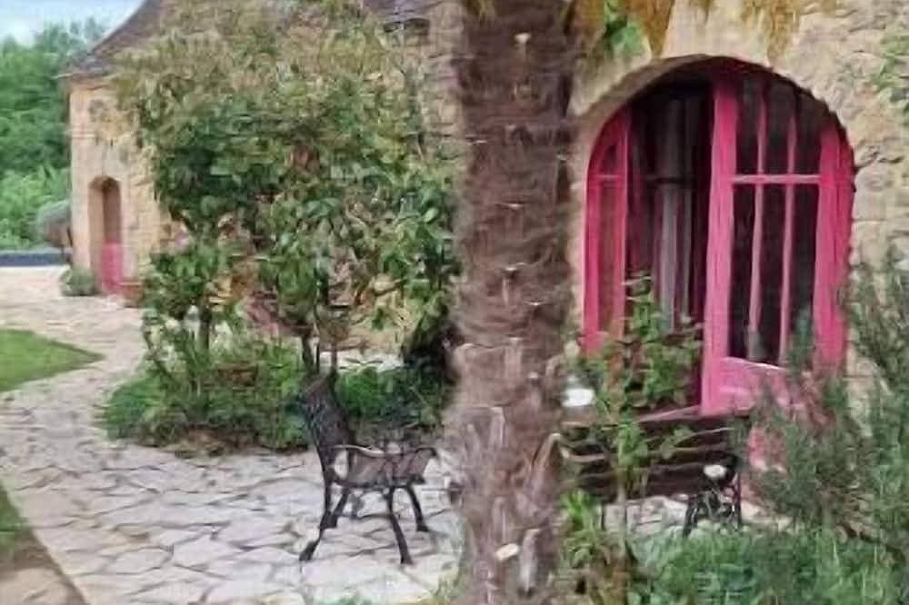 A stunning historic farmhouse near Sarlat with a private pool set in spacious grounds. 1