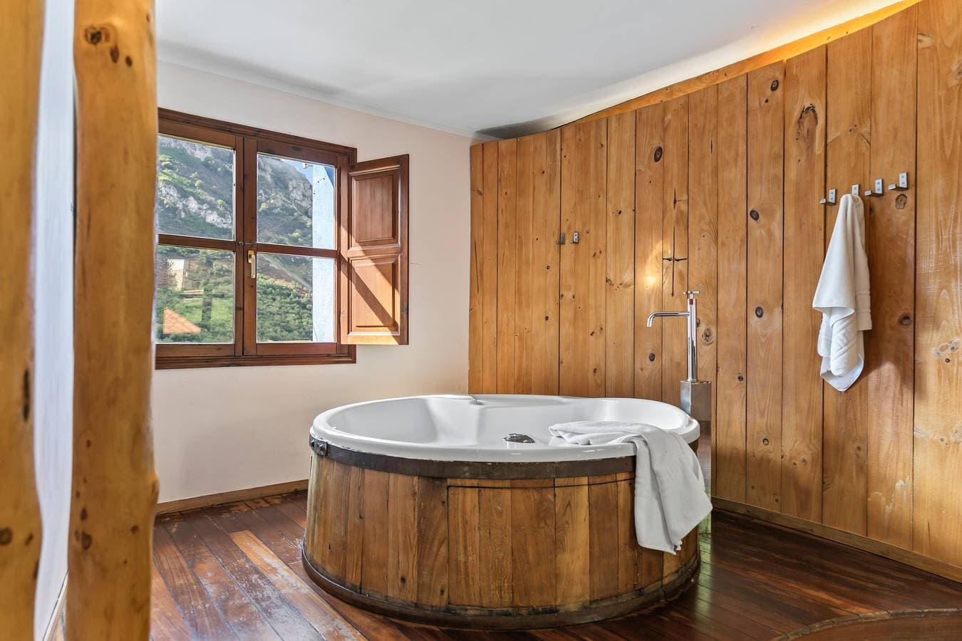 Foto 3 von 44: Ferienhaus mit Whirlpool und Bergblick im Naturpark Ponga