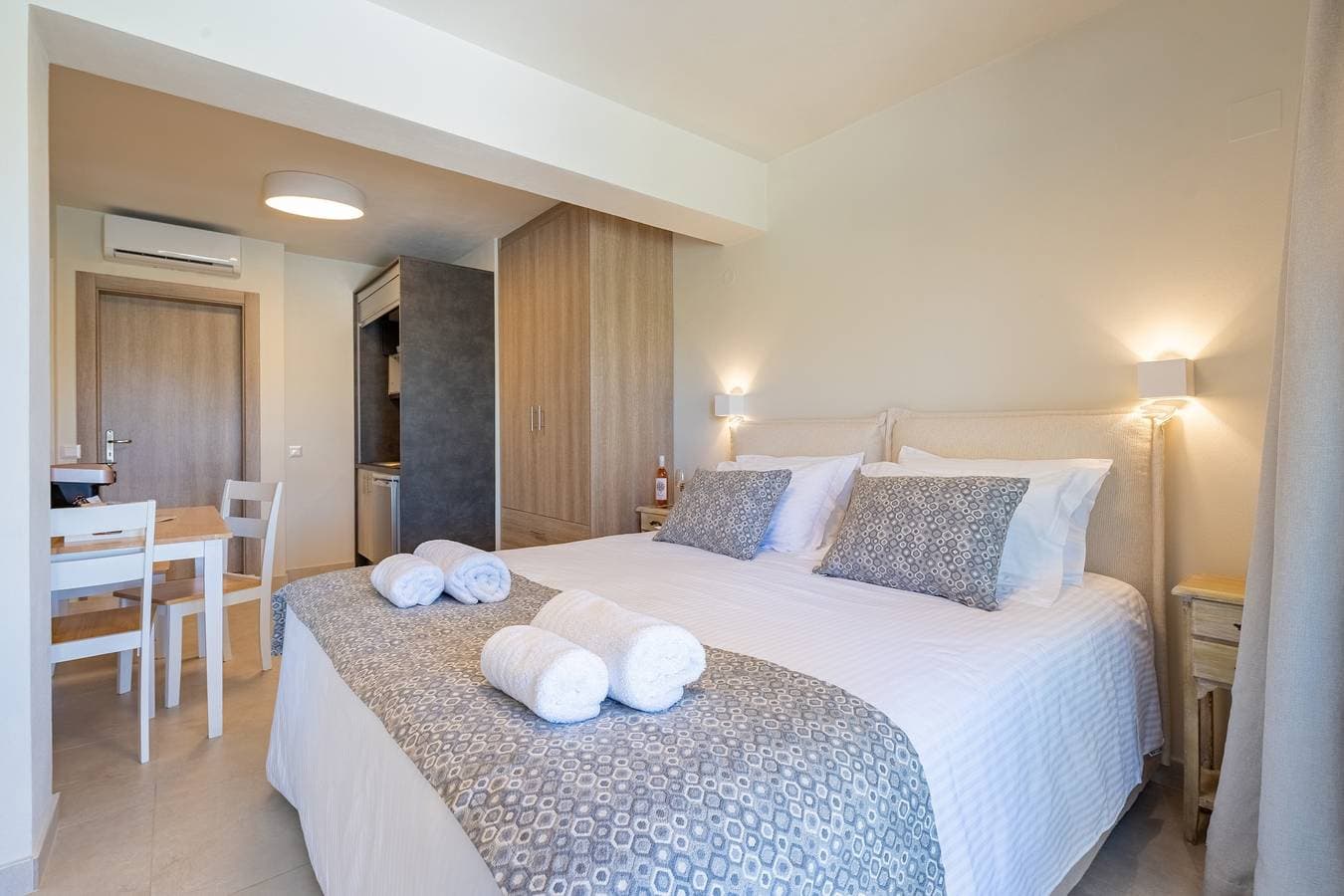 Foto 7 von 42: Einzimmerapartment 'Katerina' mit Bergblick, Wi-Fi und Klimaanlage
