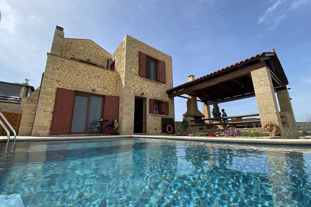 Foto 13 von 30: Panoramic luxury with heated infinity pool, sun deck, gym, bbq patio and garden