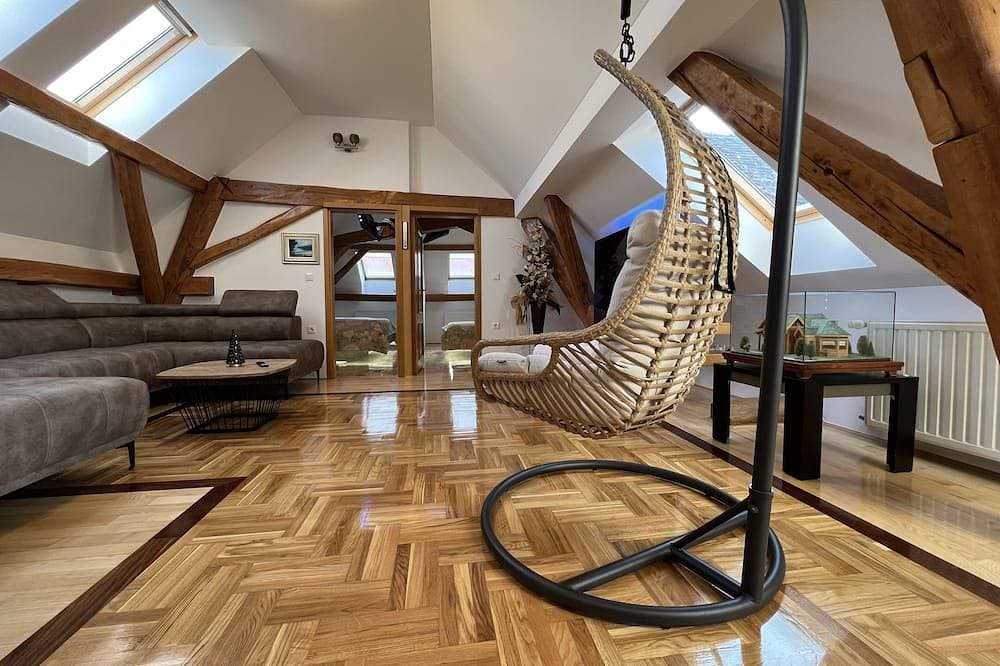 Foto 7 von 30: La Luna ⭐⭐⭐⭐⭐ Rustic Deluxe Apartment with Pool & Jacuzzi Bikes and Parking
