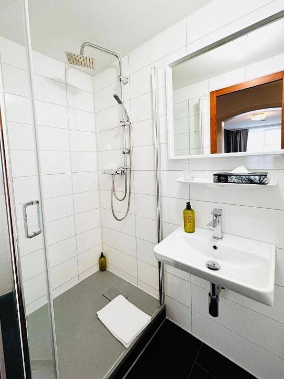 Foto 4 von 9: Economy Double Room