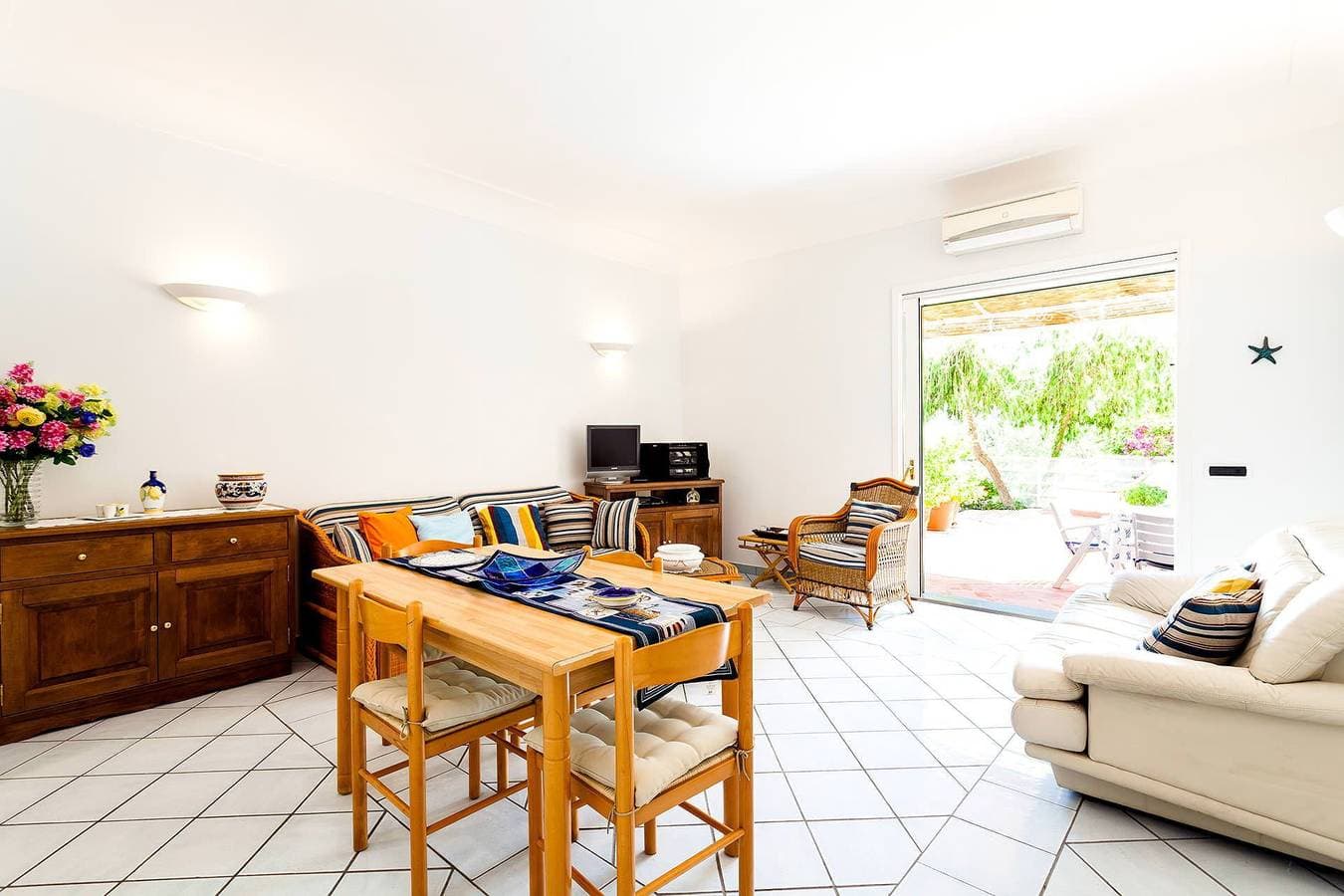 Foto 11 von 24: Ferienhaus für 7 Personen mit Terrasse