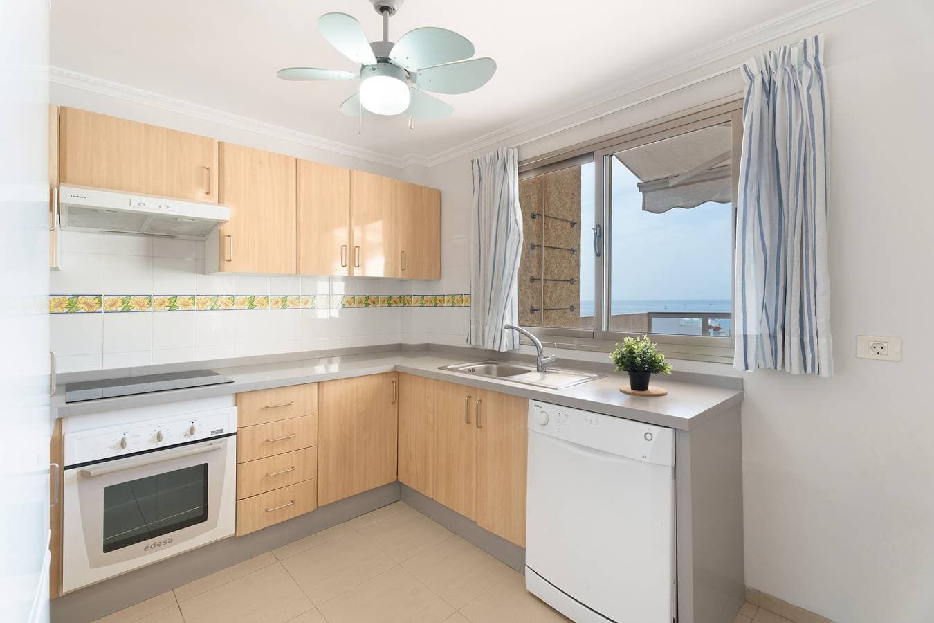 Foto 6 von 28: Ferienwohnung 'Ático Bellavista Alcalá' mit Privatterrasse und WLAN