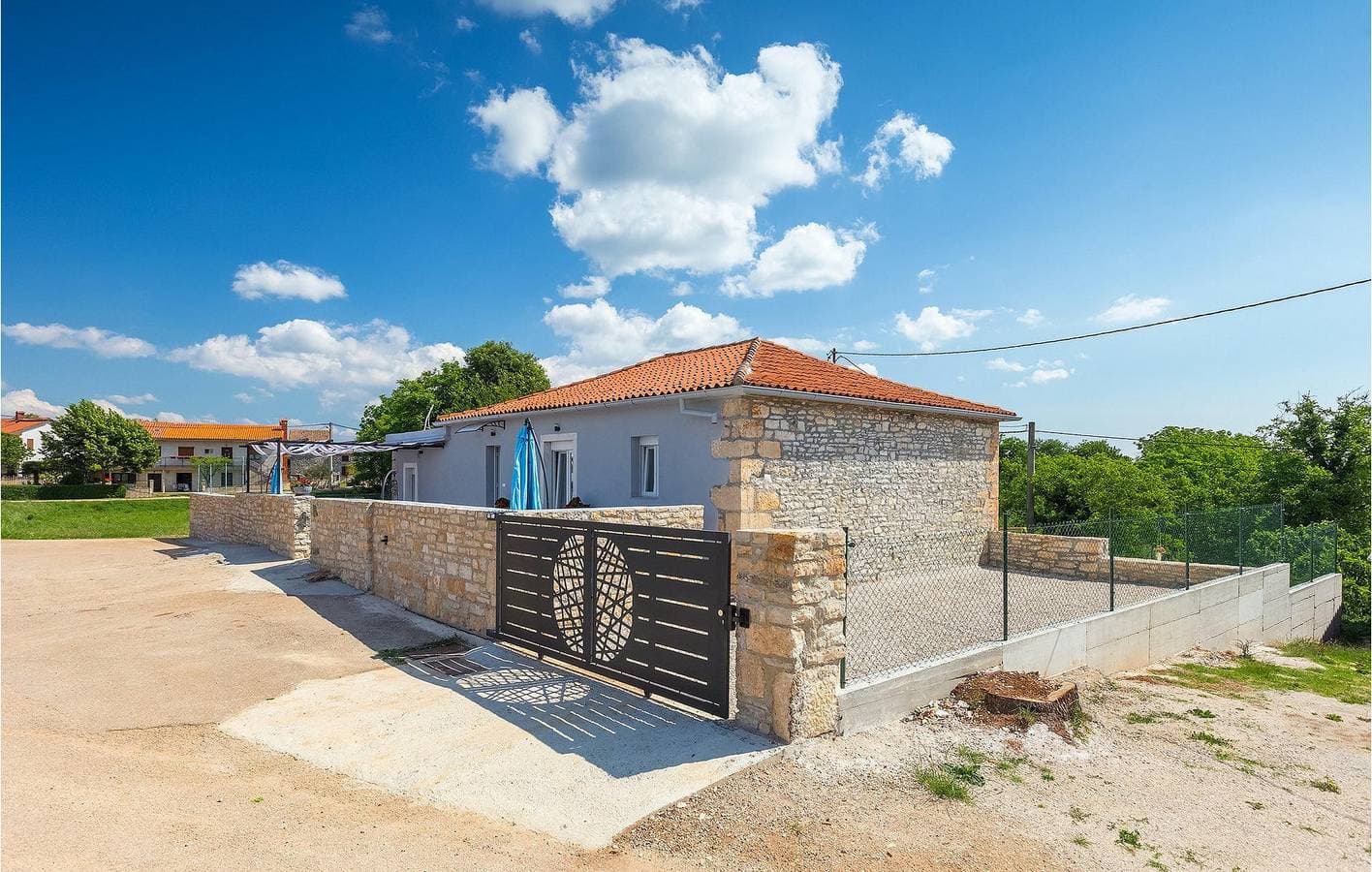 Foto 3 von 46: Geräumige 150 m² große Wohnung mit Pool, WLAN und Parkplatz in Koromani